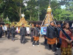 Kemeriahan Festival Kupat di Pantai Widuri Pemalang