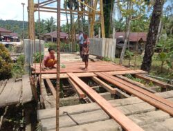 Tak Diperhatikan Pemkab, Warga Parjalihotan Swadaya Perbaiki Jembatan Rambing