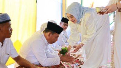 Plt Bupati Labuhanbatu Berikan Tepung Tawar Untuk Calon Jamaah Haji