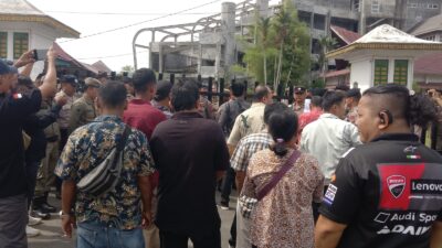 Pj.Bupati Tapteng Diminta Copot Kades Masundung 