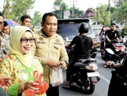 Plt Bupati Labuhanbatu Bagi Takjil ke Pengguna Jalan