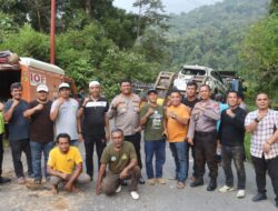 Kapolres Madina dan IOF Evakuasi Mobil Toyota Rush Terguling ke Jurang