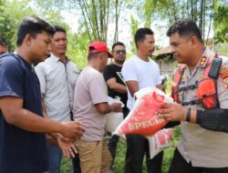 Kapolres Madina Bersama Komunitas Trabas Berbagi Rezeki ke Warga Parbangunan
