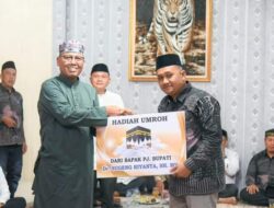 Pj Bupati Tapteng Berangkatkan Umroh Muslimin Hutapea