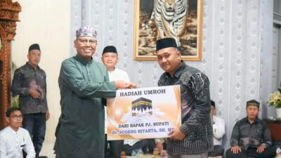 Pj Bupati Tapteng Berangkatkan Umroh Muslimin Hutapea