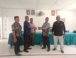 Peduli, Kades Bandar Tinggi Memberikan Bantuan ke Masjid