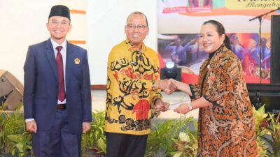 Pj. Bupati Tapteng Serahkan Beasiswa Siswa-siswi Berprestasi Asal Tapteng