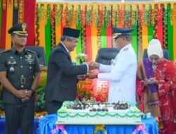 Usai Rapat di DPRD, Pj. Bupati Potong Kue Ultah Tapteng ke-79