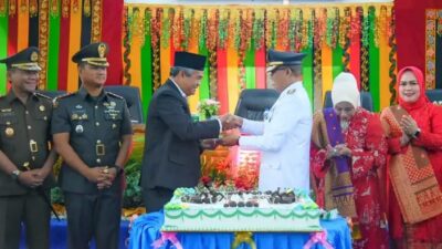 Usai Rapat di DPRD, Pj. Bupati Potong Kue Ultah Tapteng ke-79