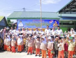 Hari Anak Nasional, Plt Bupati Labuhanbatu Serahkan Kartu Identitas Anak ke Murid TK ABBA