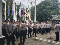 Ratusan Personil Polres dan Satpol PP Tapteng Amankan KPU 