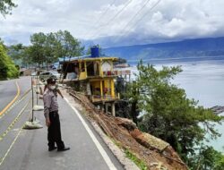 Bahu Jalan Amblas, Pengendara Diminta Waspada Lewati Jalinsum Panatapan Sualan