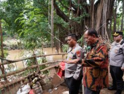 Kapolda Metro Jaya Irjen Pol Karyoto Tinjau Pengungsian Warga Terdampak Banjir di Pancoran
