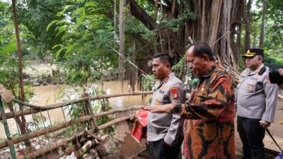 Kapolda Metro Jaya Irjen Pol Karyoto Tinjau Pengungsian Warga Terdampak Banjir di Pancoran