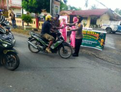 Polsek Na IX-X Bagikan Takjil kepada Masyarakat di Bulan Suci Ramadhan