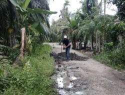 Perbaiki Jalan, Anggota DPRD Labuhanbatu Sumbangkan Material