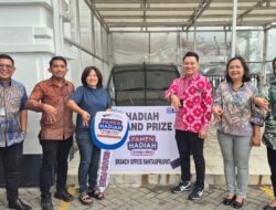 BRI Serahkan Hadiah Utama Mobil Wuling ke Pemenang Undian PHS