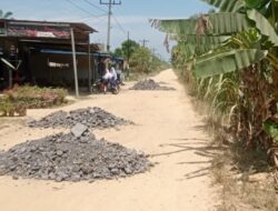 Peduli Masyarakat, PTPN IV Aja Sumbangkan Material Perbaikan Jalan Desa