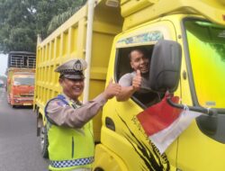Semarak HUT RI ke-80, Satlantas Polres Labuhanbatu Gelar Aksi “Polantas Menyapa” Bagikan Bendera Merah Putih