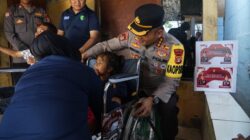 Polres Metro Bekasi Serahkan Kursi Roda untuk Penyandang Disabilitas di Pebayuran