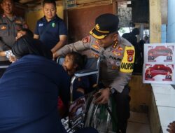 Polres Metro Bekasi Serahkan Kursi Roda untuk Penyandang Disabilitas di Pebayuran